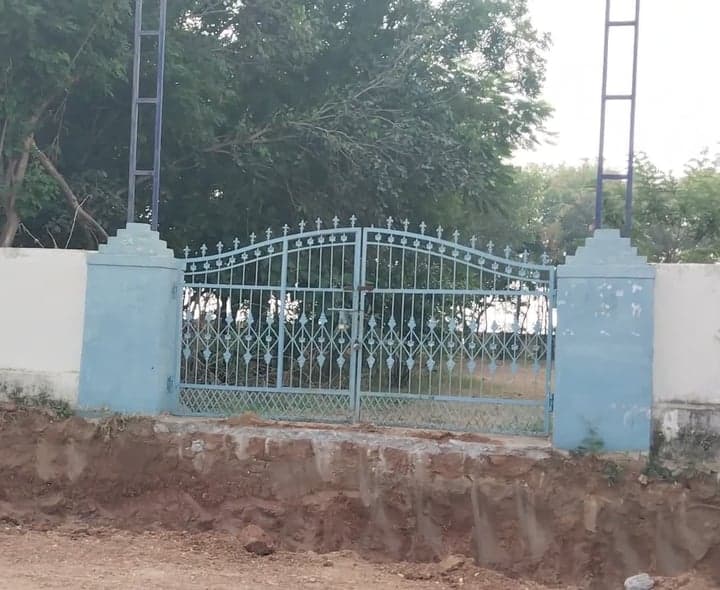 చెన్నారం బడి వద్ద అసంపూర్తి పనులు - Udayam