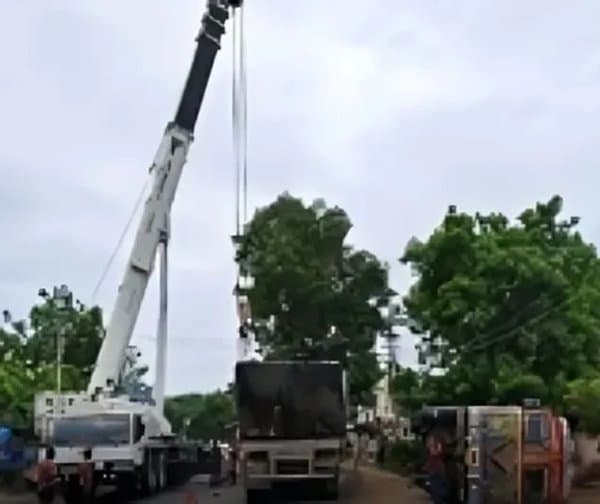 లారీల ఎదురెదురు ఢీ
