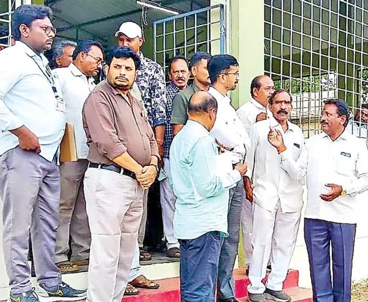 చేనేత క్లస్టర్‌ భవనాలను పరిశీలించిన కలెక్టర్
