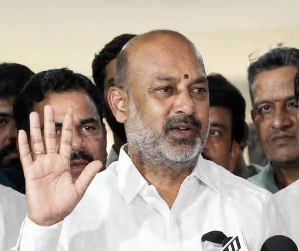 మీడియాకు బండి సంజయ్ నోటీసులు - Udayam Digital