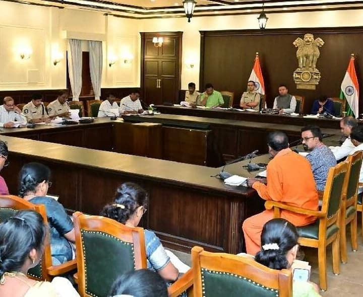 ఎస్సీ, ఎస్టీ కేసులపై కలెక్టర్ ఆదేశం - Udayam