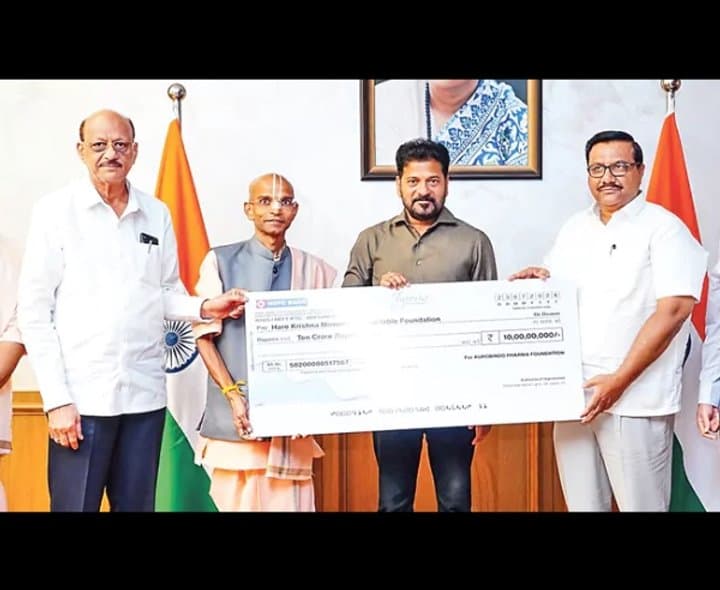 ప్రభుత్వ పాఠశాలలకు దివీస్, అరబిందో చేయూత