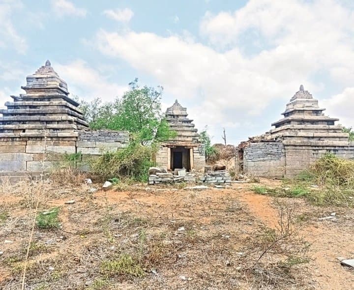 శిథిలమవుతున్న నాగూళ్ల క్షేత్రం