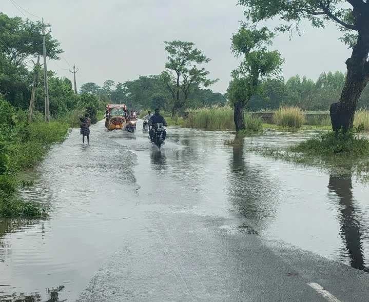 పాలకొండ రహదారిపై వరద ఉధృతి - Udayam