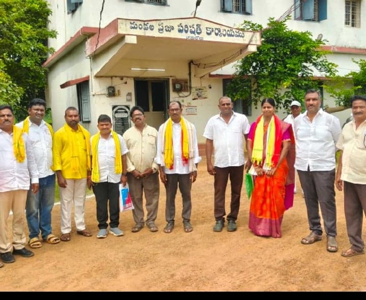 ఉంగుటూరులో 75 స్థానాలకు 377 నామినేషన్లు - Udayam
