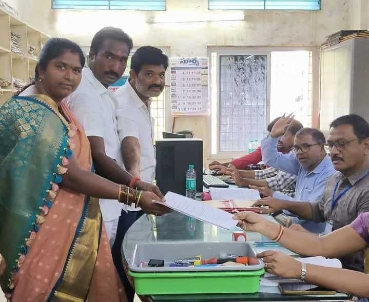 కదిరి 3వ వార్డులో వెంగమ్మ నామినేషన్ - Udayam