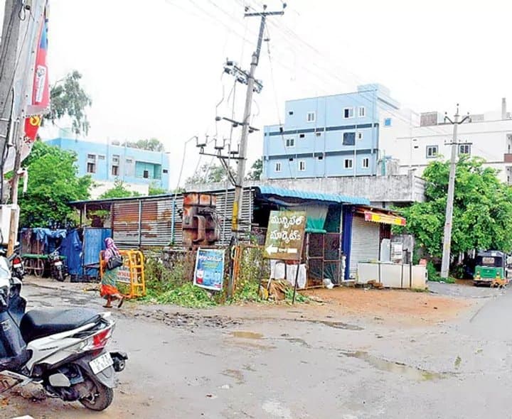 బల్దియా క్వార్టర్ల బదిలీలపై అనుమానాలు