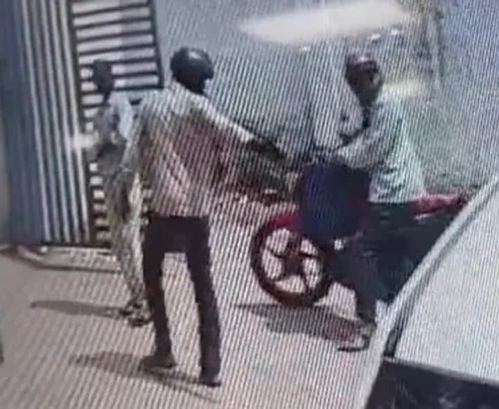 చిల్లర ఎరతో రూ.5లక్షల చోరీ
