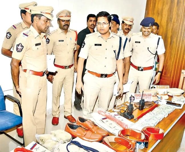 పదో తరగతి చదువుకే డీఎస్పీ... అరెస్ట్