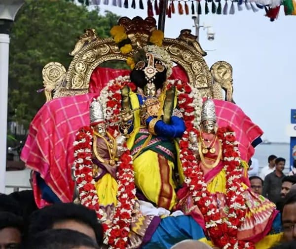 కనులపండువగా వేంకటేశ్వరస్వామి తెప్పోత్సవం