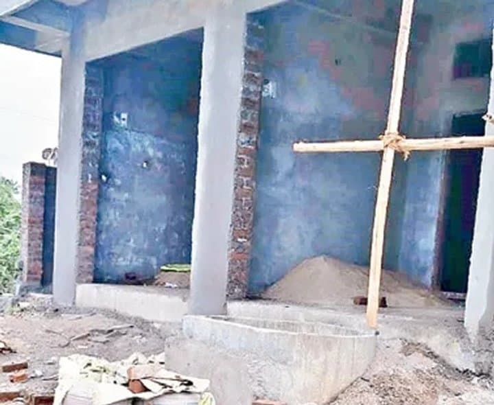 పరకాలలో యథేచ్ఛగా అక్రమ ఇళ్ల నిర్మాణాలు