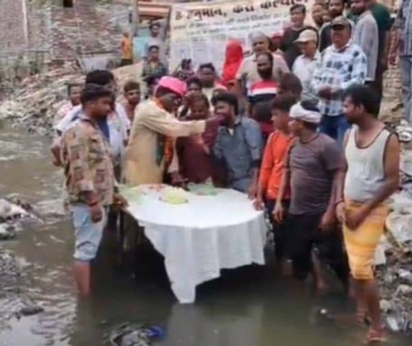 మురికి కాలువలో పుట్టినరోజు వేడుకలు
