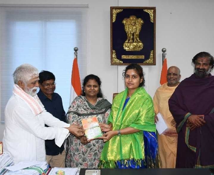 దేవీ ఉత్సవాలకు కలెక్టర్‌కు ఆహ్వానం - Udayam