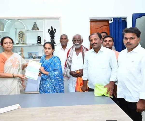 కల్లూరులో సీఎం రిలీఫ్ ఫండ్ చెక్కుల పంపిణీ