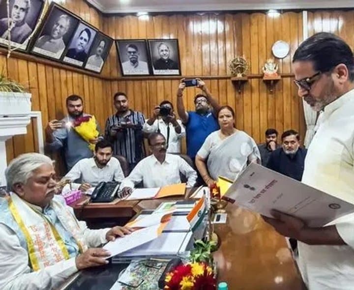 ఎమ్మెల్యేగా ప్రమాణ స్వీకారం చేసిన ప్రశాంత్ కిషోర్