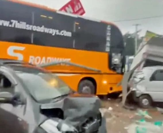 శంషాబాద్‌లో బస్సు బీభత్సం - Udayam