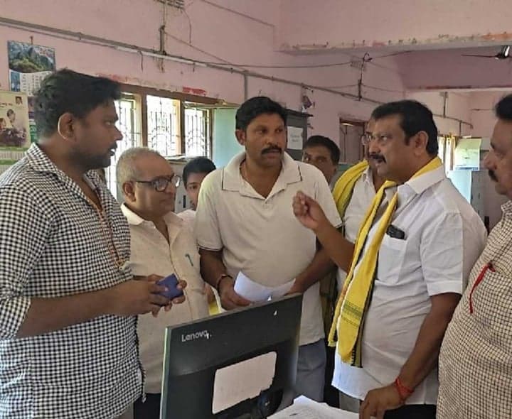 పెన్షన్ల నమోదును పరిశీలించిన ఛైర్మన్ - Udayam