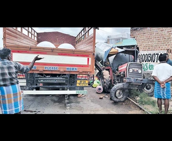రాంగ్‌రూట్‌లో లారీ బీభత్సం
