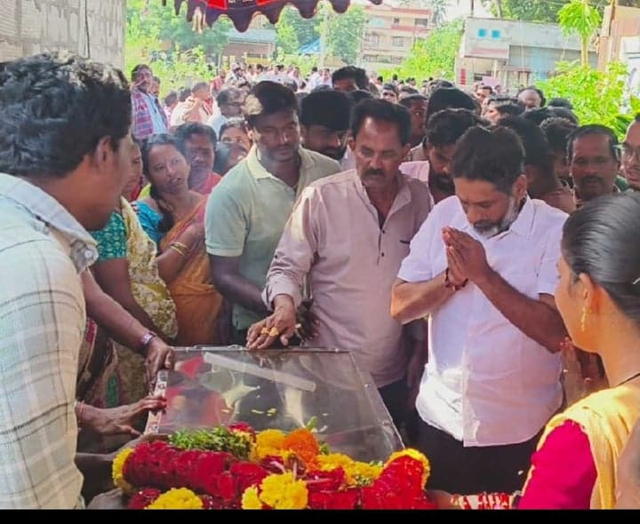 కరెంట్ షాక్‌తో వ్యక్తి మృతి - Udayam