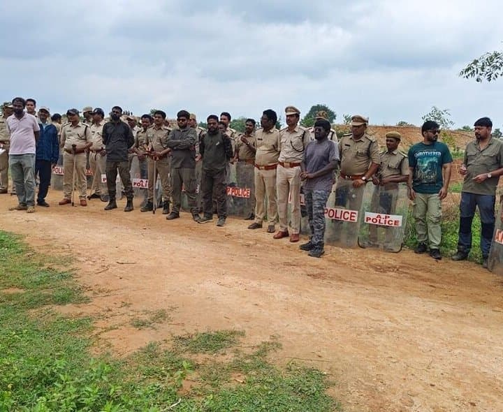 ఓవైపు పులి.. మరోవైపు జింక.. అధికారుల అప్రమత్తం
