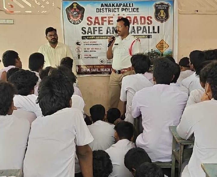 ట్రాఫిక్‌ నిబంధనలు పాటించాలి: అనకాపల్లి సీఐ
