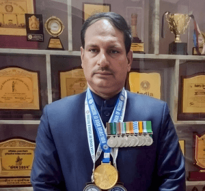 అత్యధిక విద్యార్హతలు కలిగిన మాజీ సైనికుడు; 138 డిగ్రీలతో ప్రపంచ రికార్డు సృష్టించిన దశరథ్ సింగ్. - Udayam Digital