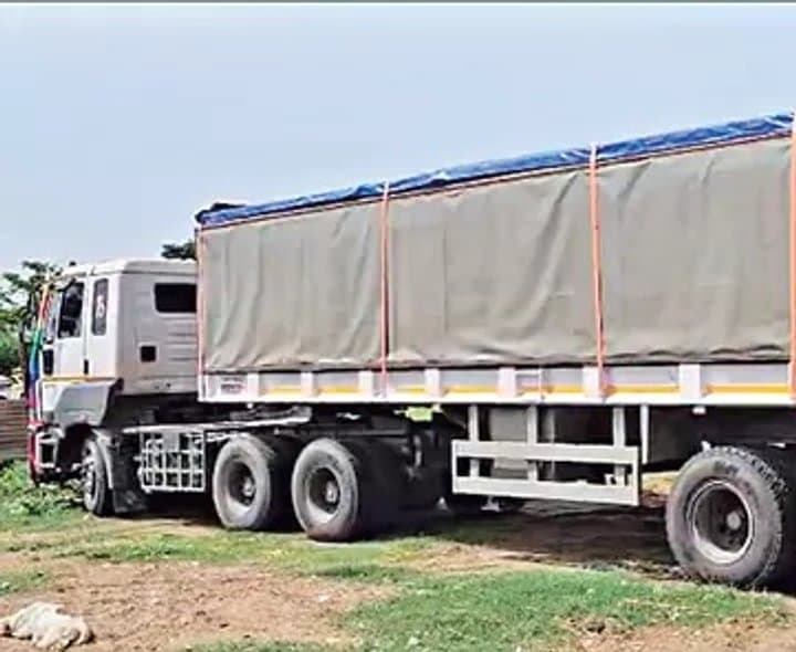 కంటెయినర్లలో ఇసుక అక్రమ రవాణా