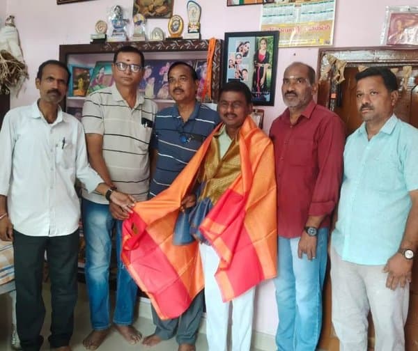 జమ్మికుంటలో ఆకుల రాజేందర్‌కు ఘన సన్మానం