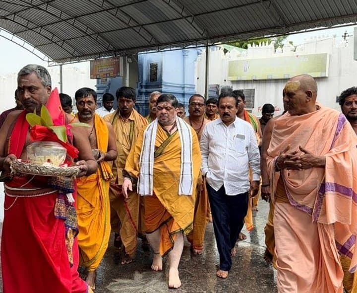 కొత్తకొండ వీరభద్రస్వామిని దర్శించుకున్న మంత్రి