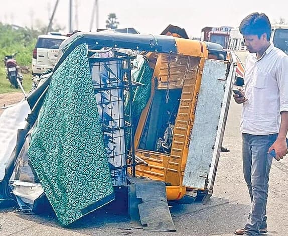 కోరుకొండ రోడ్డు ప్రమాదంలో ఇద్దరు మృతి