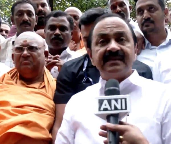 శివగిరి మఠాన్ని సందర్శించిన కేరళ సీఎం వీడీ సతీశన్ - Udayam Digital