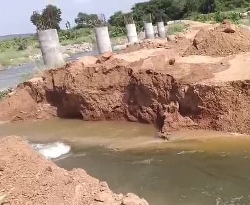 నాలుగేళ్లుగా పూర్తికాని వంతెన పనులు - Udayam