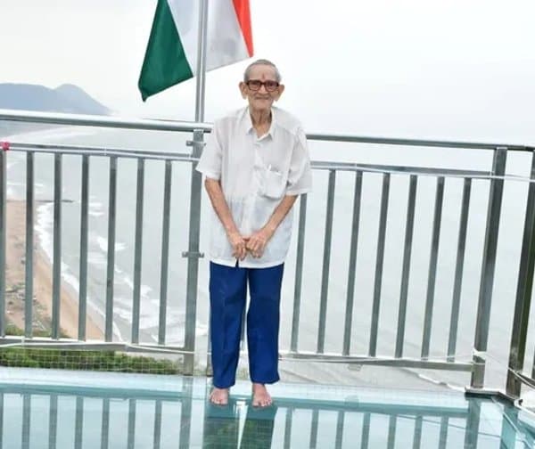 94 ఏళ్ల వృద్ధుడి ఉత్సాహం: విశాఖ గ్లాస్ బ్రిడ్జిపై సందడి