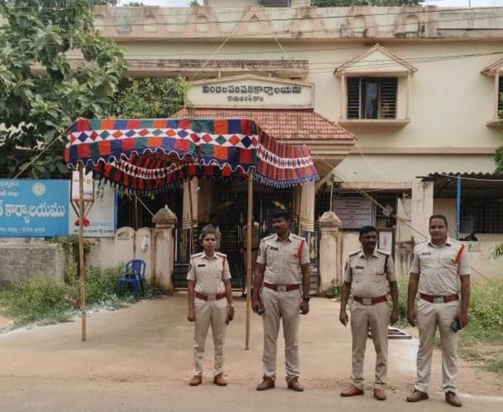 కామవరపుకోటలో పటిష్ట పోలీసు బందోబస్తు - Udayam
