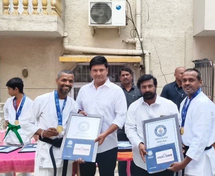 గిన్నిస్ రికార్డు విజేతలకు ఎమ్మెల్యే సన్మానం.