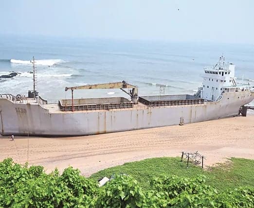విశాఖ తీరానికి కొట్టుకొచ్చిన 'ఎంవీ మా' నౌక