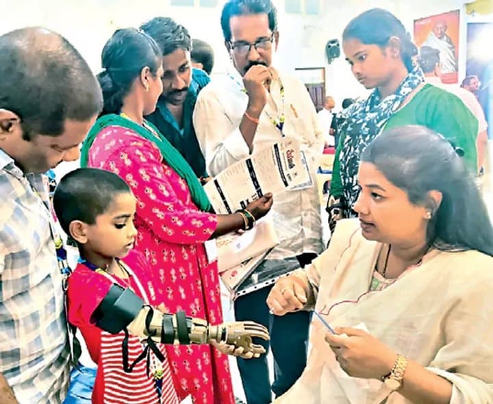 దివ్యాంగులకు ఉచిత కృత్రిమ చేతుల పంపిణీ