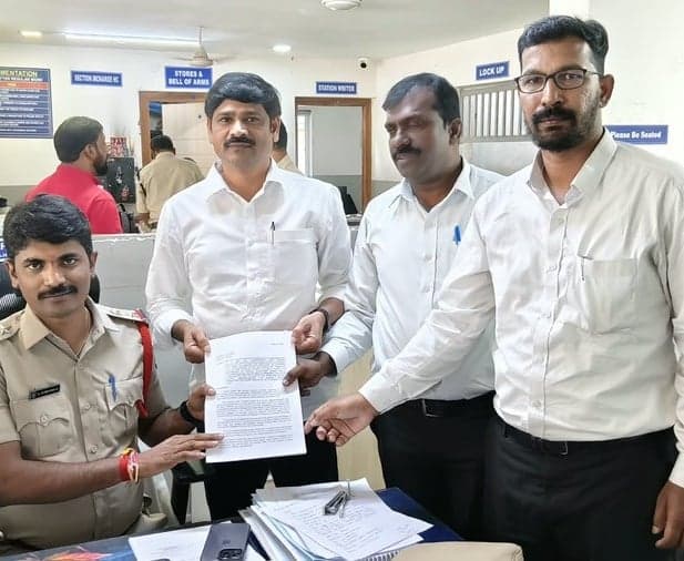కేసీఆర్, కేటీఆర్, హరీశ్‌రావుపై AI వీడియోలు.. పోలీసులకు ఫిర్యాదు