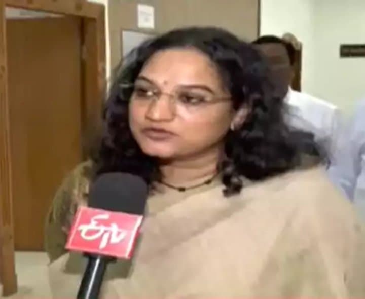 7 మీటర్లు దాటితే భవనాల తొలగింపు: సృజన