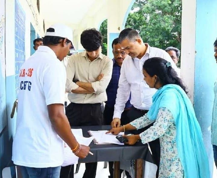 పోలింగ్‌ కేంద్రాలపై ఎన్నికల సంఘం దృష్టి