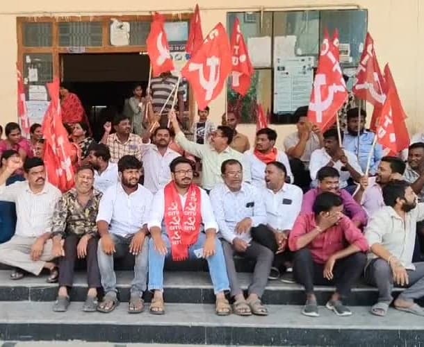 రిమ్స్‌ కార్మికుల సమస్యలు పరిష్కరించాలి - Udayam