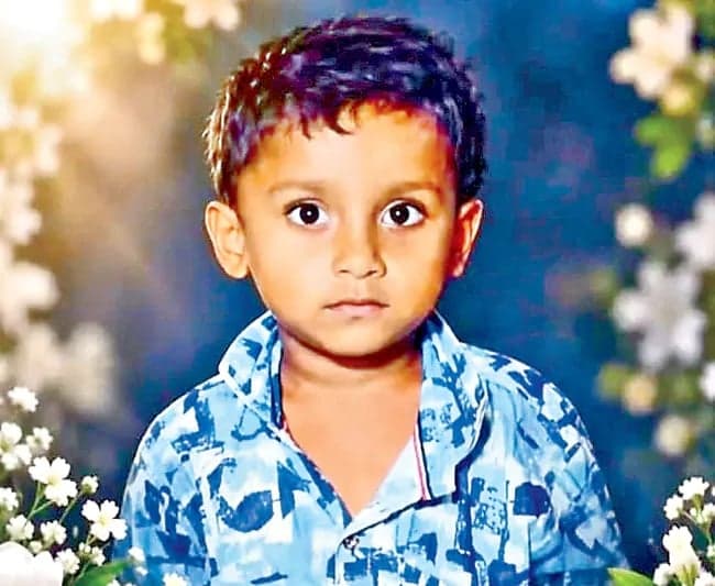 చిన్నారి ప్రాణం తీసిన ట్రాక్టర్