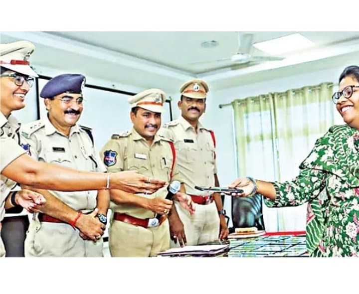 రూ.65 లక్షల విలువైన ఫోన్లు రికవరీ