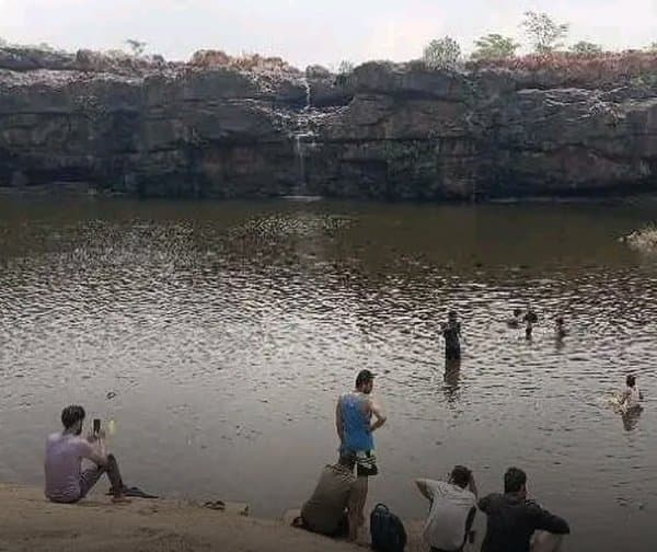 బొగత జలపాతం వెలవెల: నీరు లేక తగ్గిన పర్యాటకుల తాకిడి!