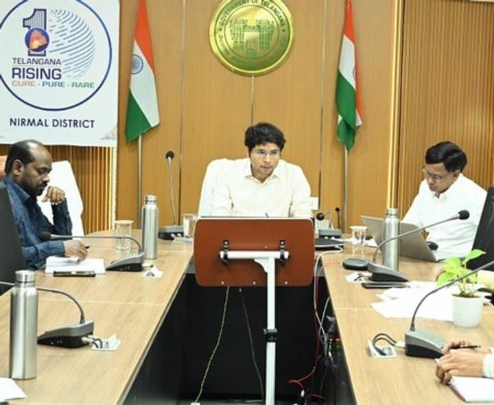 భూముల సర్వేపై కలెక్టర్‌ సమీక్ష - Udayam