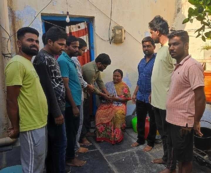 మిత్రుడి కోసం పూర్వ విద్యార్థుల ఔదార్యం - Udayam