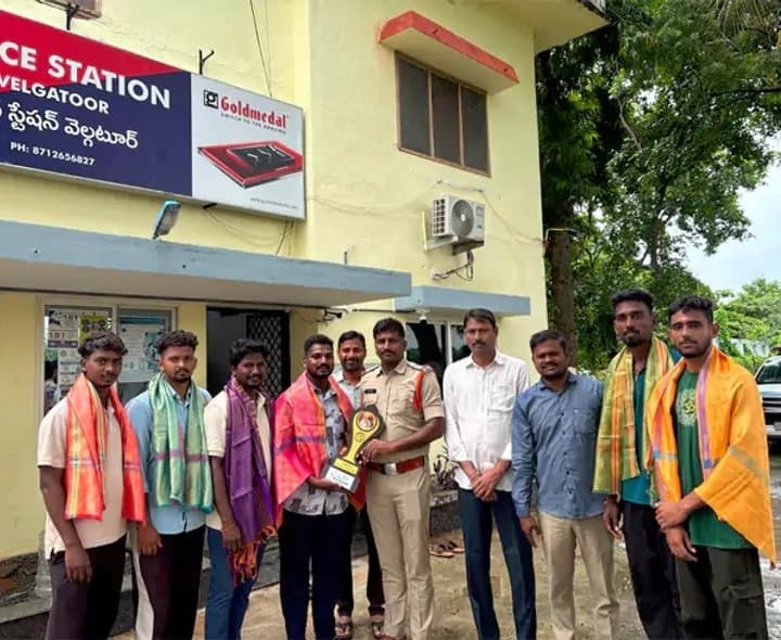 జిల్లా విజేతలకు ఎస్సై అభినందనలు