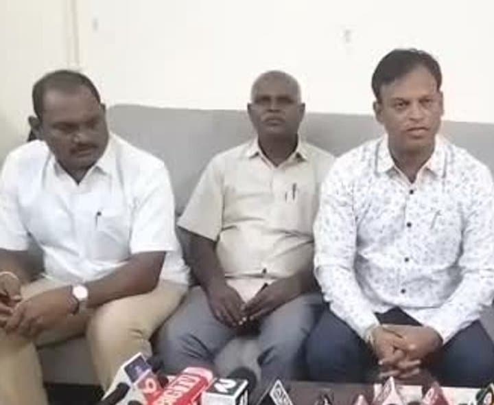 కళ్యాణదుర్గం: మాజీ ఎంపీపై ఉపాధ్యాయ సంఘాల ఆగ్రహం