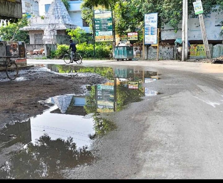 తణుకులో సీసీ రోడ్డు వేసినా తప్పని సమస్య - Udayam