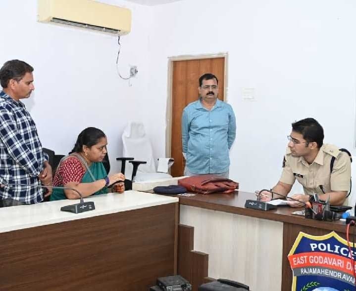 రాజమండ్రి పోలీస్‌ పీజీఆర్‌ఎస్‌కు 20 అర్జీలు - Udayam